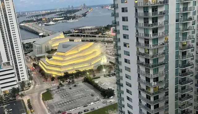 1bed-1ba in downtown Miami with WiFi, fitness room, pool. Near all entertainment