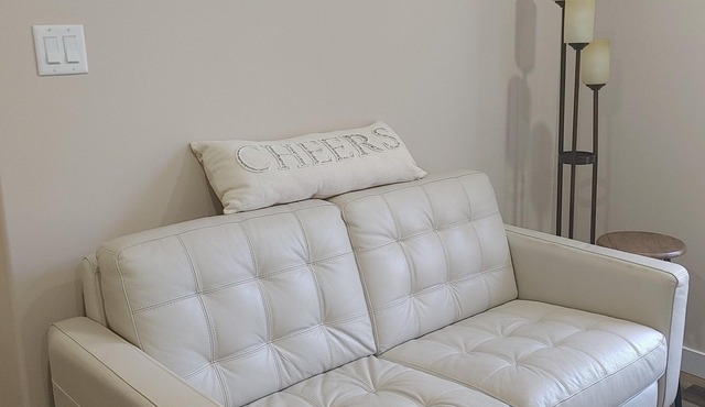 1Bed 1Bath Apartment Quiet, close to park, beach, biking and walking trails