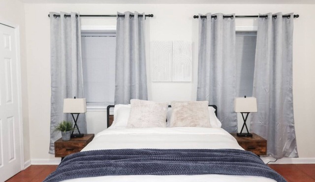 1Bed 1Bath Apt near EWR, Parking 18' from Penn St.