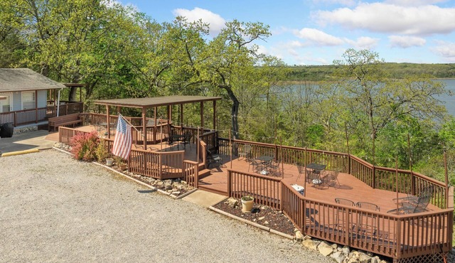 1bed/1bath cabin with beautiful views of Bull Shoals Lake.