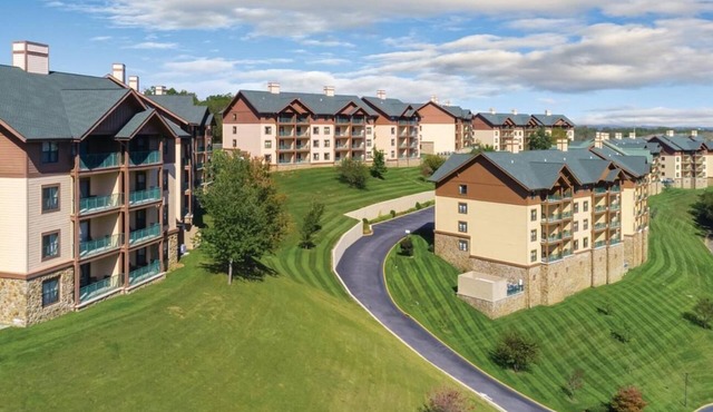 1Bed/1Bath - Smoky Mountains Retreat! Stunning Views, Pools, and More!
