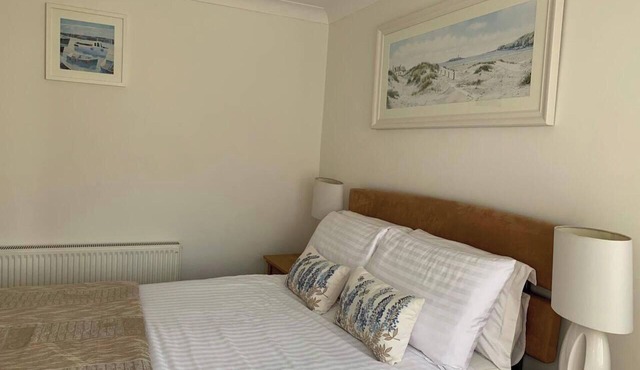 1Bed Apartment Sleeps 2 - Free Parking, Wifi