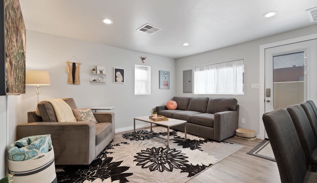 1Bed/bath Casita-Quiet downtown neighborhood with washer/dryer and parking