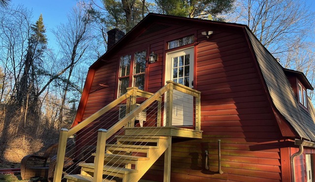 1Bed. Garage Apt. Hip, Quiet, Detached & Private! Six-month minimum.