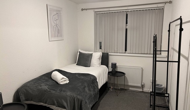 1Bed House with Driveway