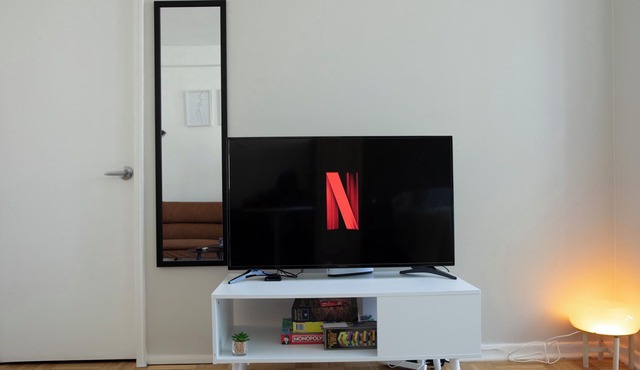 1bed in the heart of Toronto , Yorkville & Uft/Netflix/Disney+