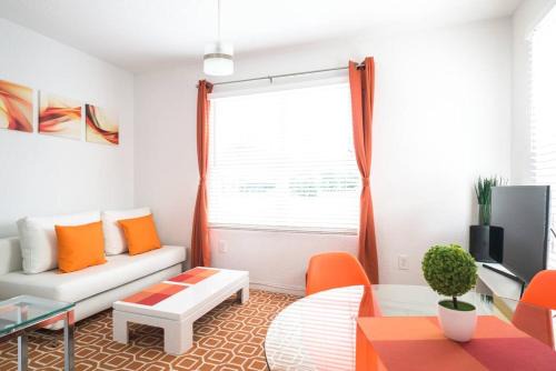 1Bedroom Collins 2 Blocks to Ocean with Paid Street Parking
