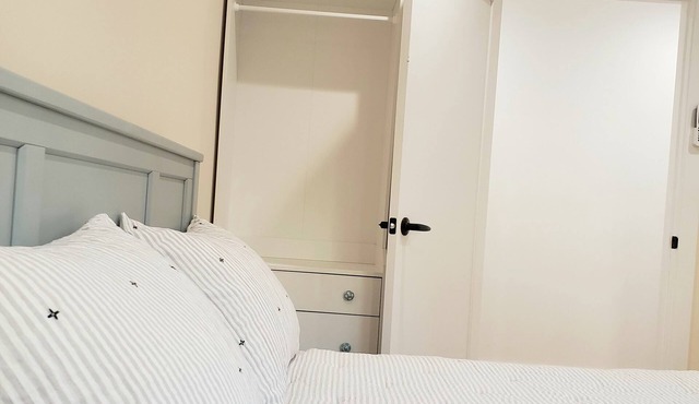1Bedroom Guesthouse in Downtown Glendale near shops/mall. Outdoor Cafe Table.