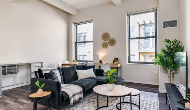 1Bedroom w/Rooftop Access Mins. from Carew Tower