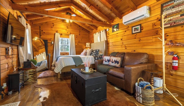 1BR/1BA cabin, 16-miles from Hocking Hills, hot tub, Fire Pit, BBQ