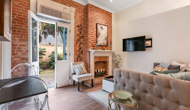 1BR 1BA Condo w/pool near Bourbon St - 3 min walk
