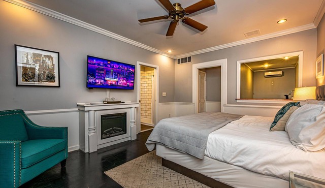 1BR, 1BA Luxury Hot tub Suite