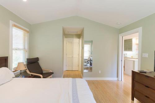 1BR 1BA Near Downtown and Town Lake w Parking, Balcony by Austin Vacay