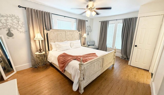 1BR/1BA Walk Downtown Riverwalk, Golf, Zoo & Pearl