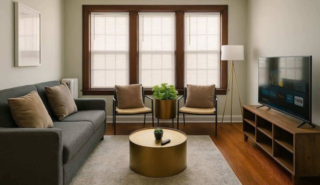 1BR 1BA Windy City Hideout