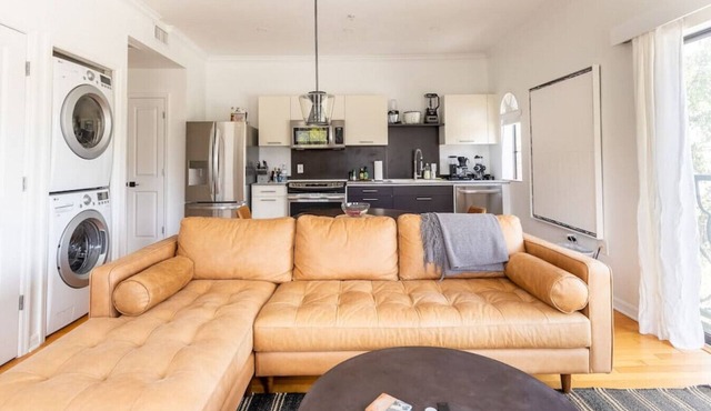 1BR/1Bath Downtown - Newly Renovated Premier Apt.