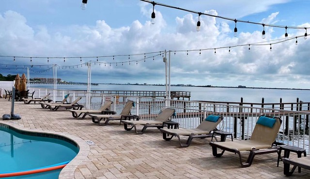 1BR 2BA Condo in Gulf Waterfront Resort - Clearwater & Honeymoon Beach, Bikes