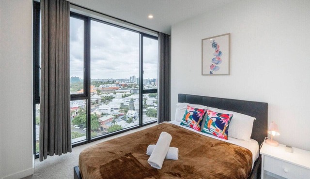 1BR Amazing City Views + Pool/Gym