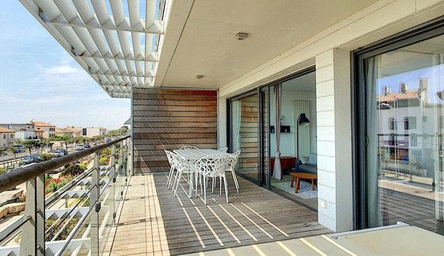 1BR Apartment for 4 in Carnon - Terrace, Garage, Steps from the Beach