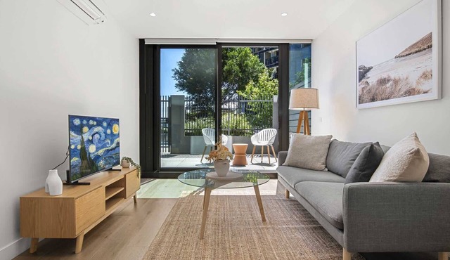 1BR Apartment Near CBD with Pool Access