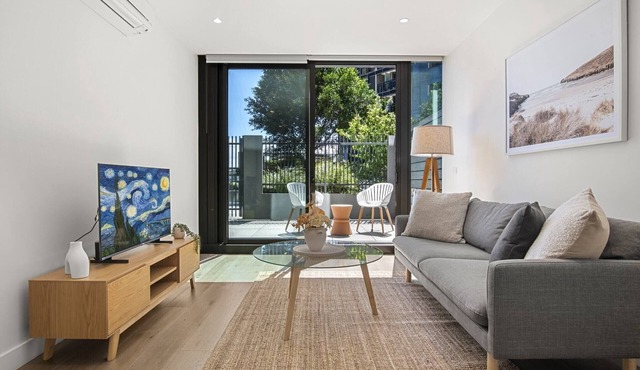 1BR Apartment Near CBD with Pool