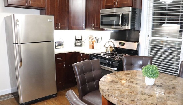 1BR Apartment - Walk to Shops - Downtown OAK PARK