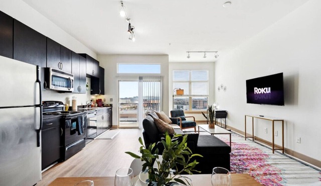 1Br Apt in Deep Ellum with King bed, Pool & Outdoor Space