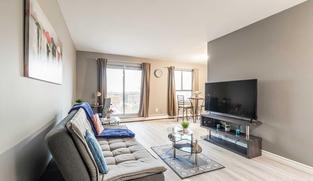 1BR Apt with King Bed & Netflix - Near Downtown!