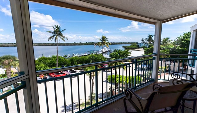 1BR Bay View Unit | Free Parking | Onsite Pools | Close to the Beach!