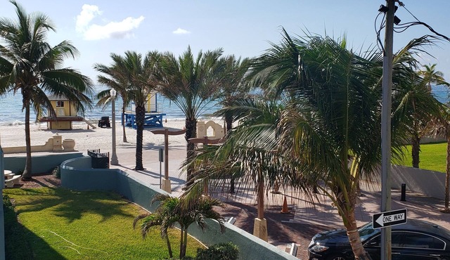 1BR Beach condo in Beautiful Hollywood Beach