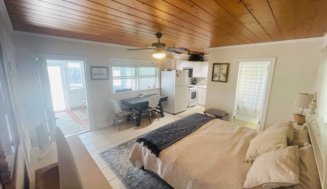 1BR beach getaway: pool, pier, sunset views. Full amenities. Near beach access.