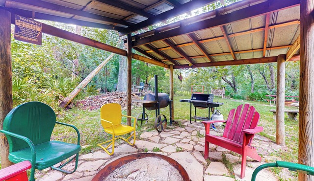 1BR Bunkhouse w/River View, Canoe & Grill