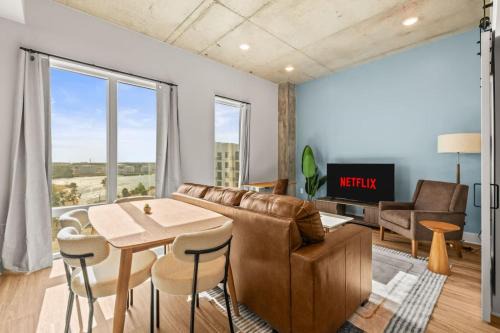 1BR Channelside Free Amenities Prime Location