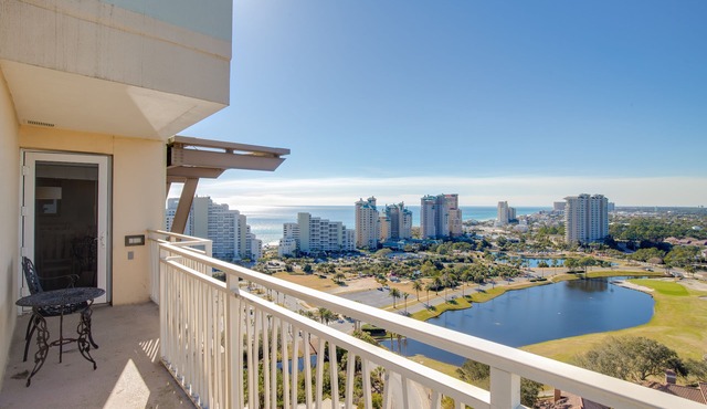 1BR Condo at Luau! Amazing View, Walk to Beach, Pool/Hot Tub, Tram, Tiki Bar.