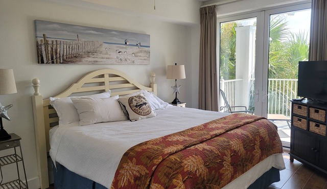 1BR Condo - Pool, free beach tram, large balcony, full kitchen, washer/dryer