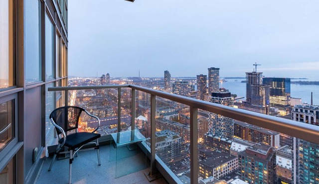 1BR Condo with City View - Heart of DT Toronto!