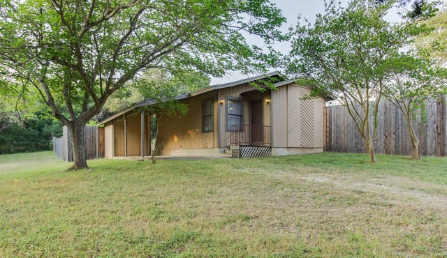 1BR Cottage Overlooking beautiful Texas creek bed