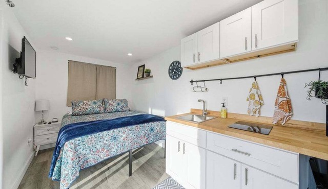 1BR Cozy Container, Deck, Pool & Pickleball Court