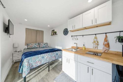 1BR Cozy Container Deck Pool & Pickleball Court