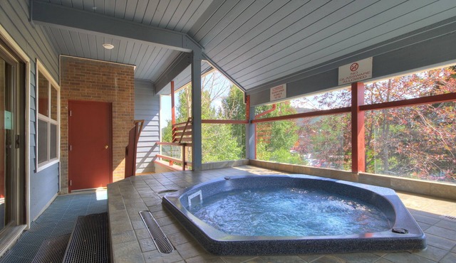 1br Cozy Winter Hideway- Walk To Apres, Shops, Fun- Sleeps 6 1 Bedroom Condo by RedAwning