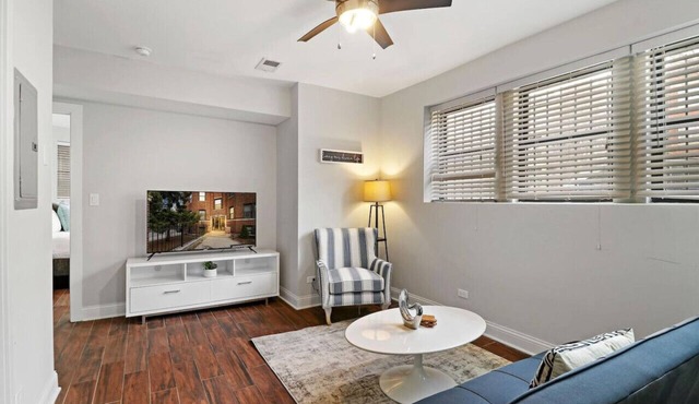 1BR Delightful Apt in Ravenswood | Shops & Dining