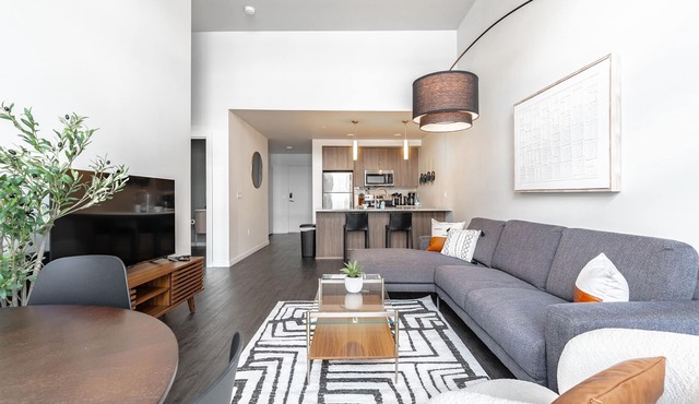 1BR + Den | Gym, Rooftop | Bellevue | Sophari C