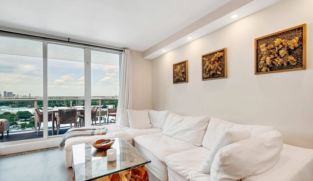 1BR+Den Private Residence at Roney Palace - 1533