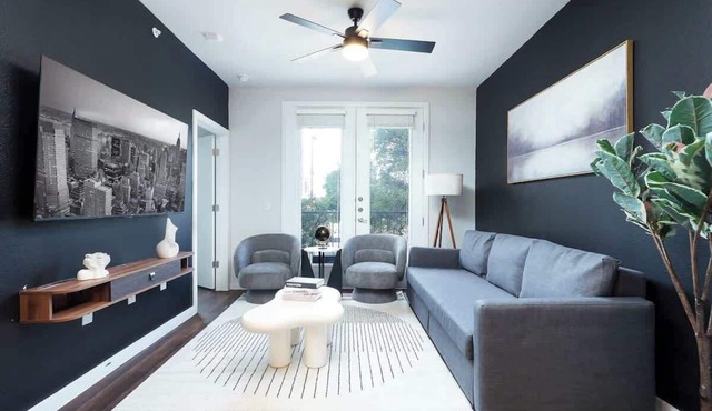 1BR Escape w/Gym & Parking Near Rvrwalk & Dome