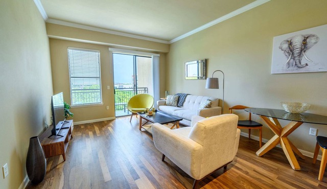 1BR Executive Suite With Pool, Gym & Fast Wi-Fi By ENVITAE