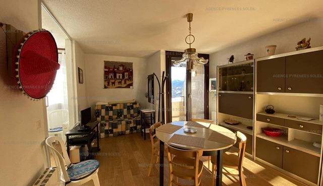 1BR for 4 with parking and ski locker 300m from shops