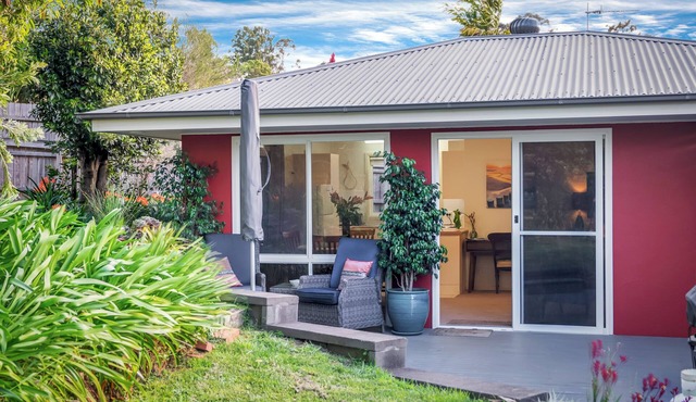 1BR garden cottage on a large lot in heart of coastal Milton NSW. Dog friendly.