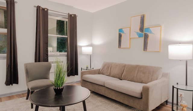 1BR Gem in Prime, Vibrant Location Walk To Dining and Shops