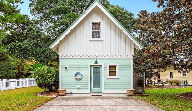 1BR historic cottage w/fireplace, patio & tub