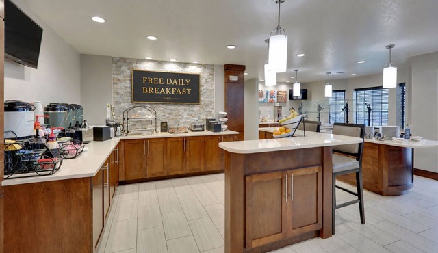 1BR King Suite w/Daily Breakfast | Pool + Gym